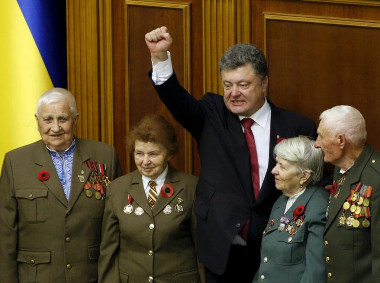 Порошенко увековечил УПА и запретил советскую символику