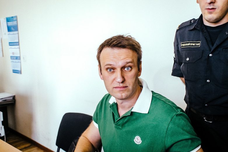 Навальный сбежал от судебнных приставов