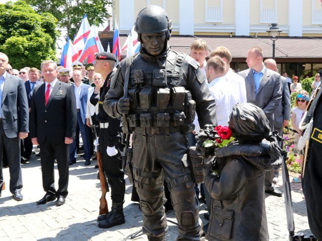 В Крыму открыли памятник «вежливым людям»
