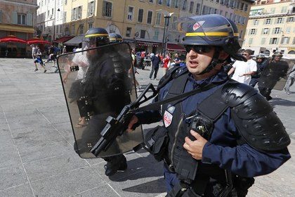 Французские полицейские провели рейд в отеле с российскими болельщиками