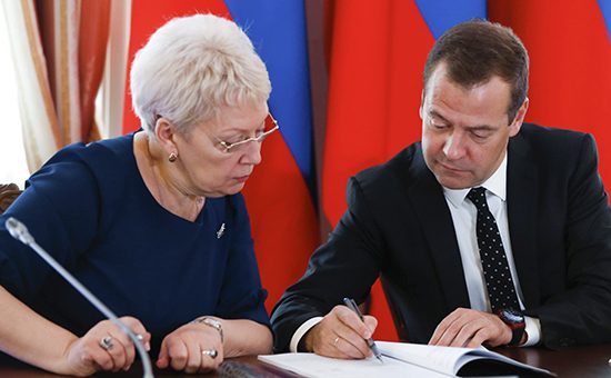 Медведев допустил пересмотр зарплат преподавателей