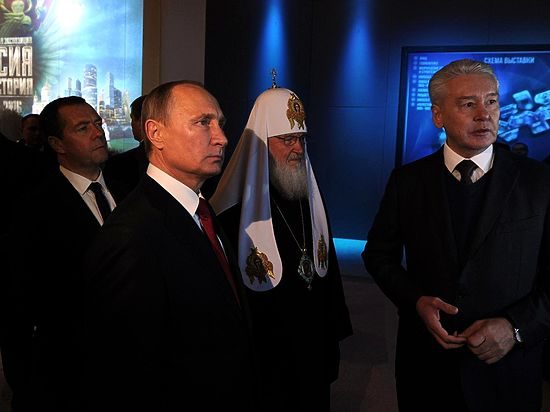 От Сталина до Путина: показанная президенту выставка поразила публику