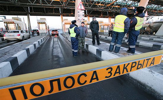 Дальнобойщики перекрыли платную магистраль в Петербурге