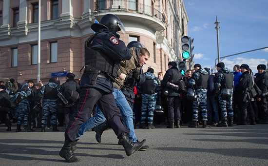 В Москве задержали около 900 участников антикоррупционных митингов