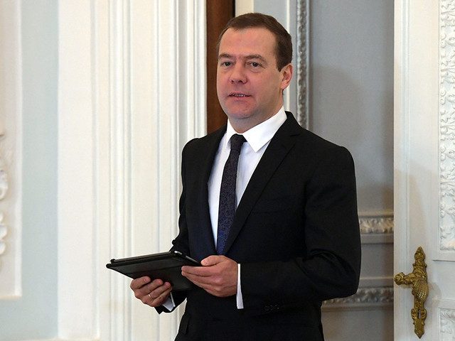 Около половины россиян высказалась за отставку Медведева