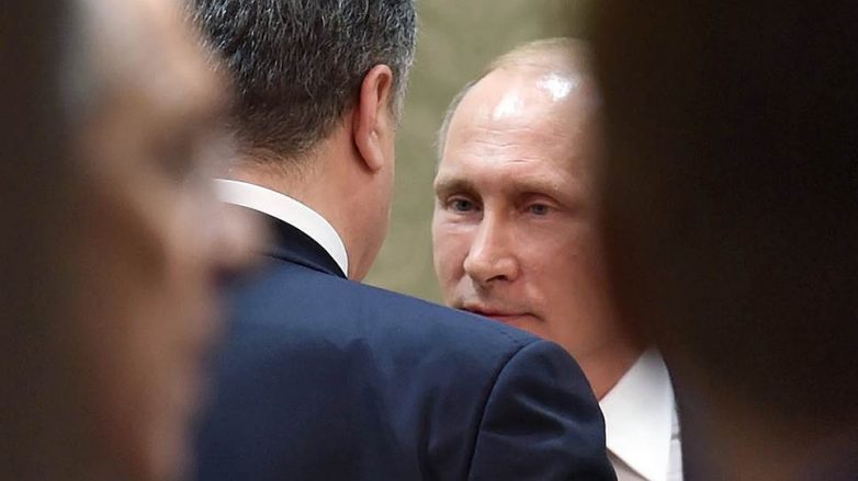 Стала известна тема тайных телефонных разговоров Путина и Порошенко