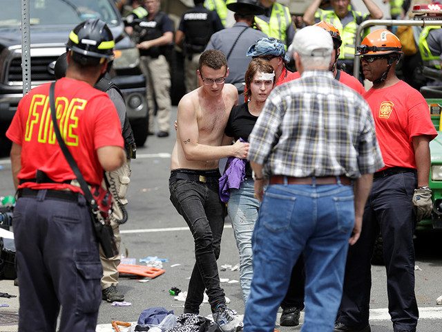 Теракт в Шарлотсвилле: автомобиль протаранил толпу демонстрантов