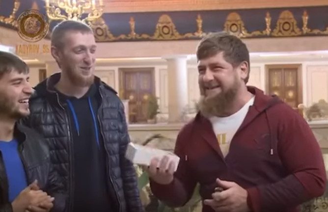 КВНщики Чечни подарили Кадырову iPhone X