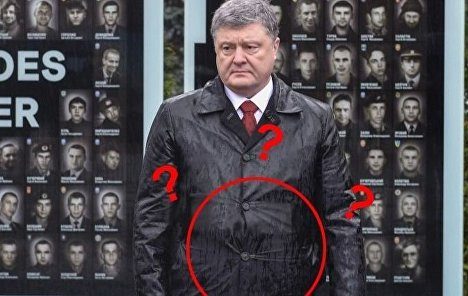 СМИ раскрыли тайну непонятного предмета под плащом Порошенко