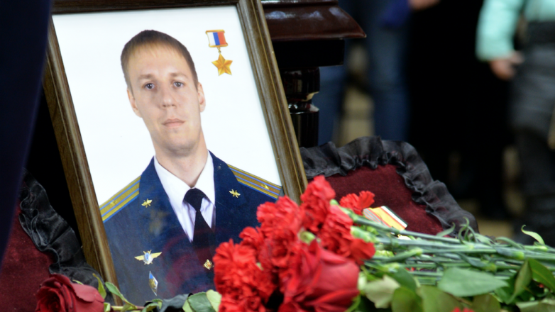 Путин вручил звезду Героя России вдове сбитого в Сирии пилота Су-25