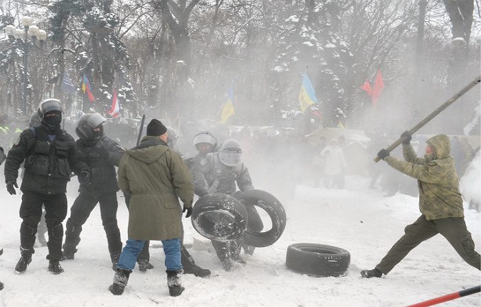 Перед зданием Рады в Киеве начались столкновения полиции и протестующих