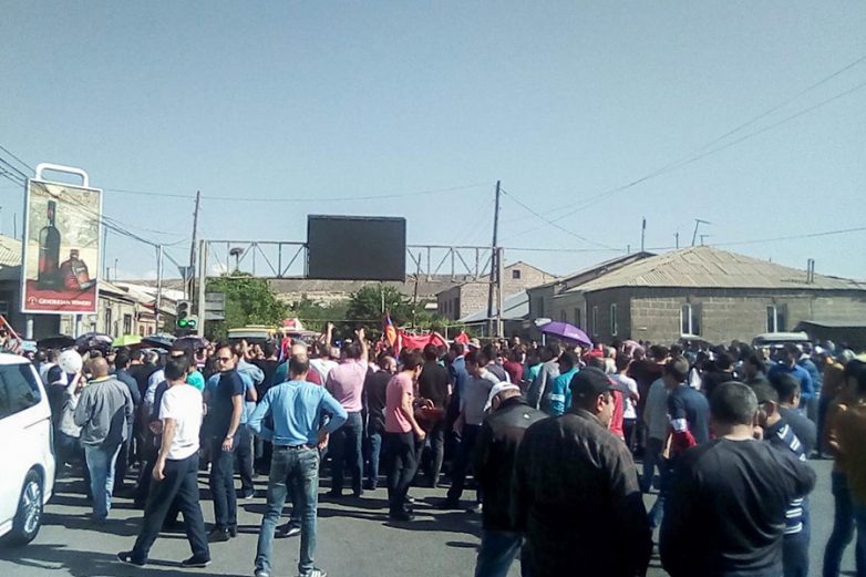 В Ереване сторонники Пашиняна перекрыли дороги и пути к аэропорту