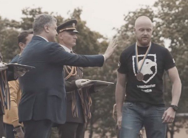 Ветеран батальона «Азов» отказался пожать руку Порошенко