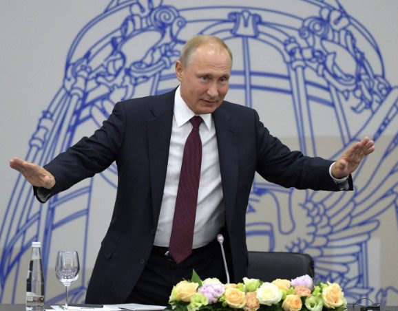 Путин призвал инвесторов не беспокоиться из-за закона об исполнении санкций