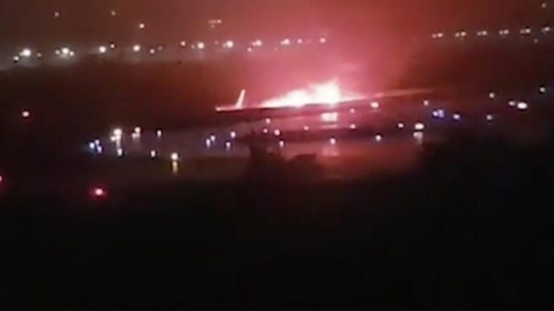 После посадки в аэропорту Сочи загорелся пассажирский самолет