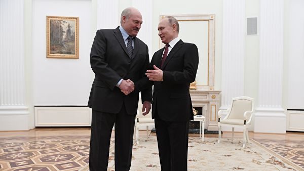 Лукашенко подарил Путину несколько мешков картошки к Новому году