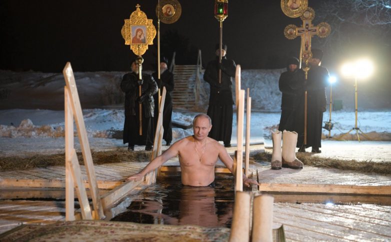 Президент Путин окунулся в прорубь на Крещение