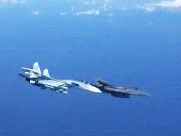 Российский Су-27 жестко перехватил истребитель НАТО