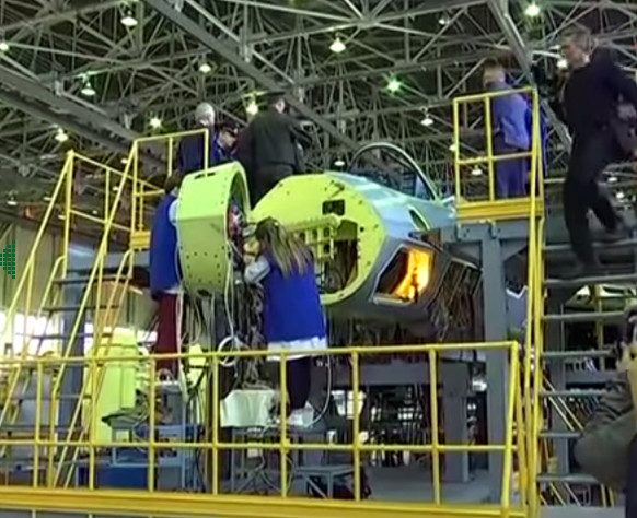 Обнародовано видео сборки первого серийного истребителя Су-57
