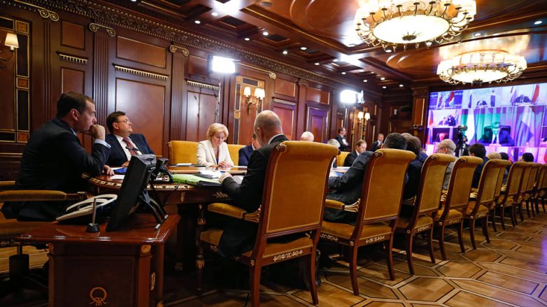 Губернаторы пожаловались Медведеву на большие расходы и плохие закупки по нацпроектам