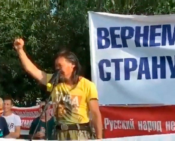 Идущий «изгонять» Путина шаман, выступил на митинге в Чите