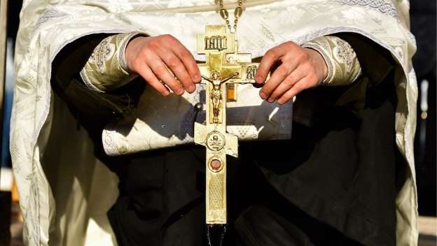 Священника из Гатчины отстранили от службы после грубого крещения ребенка