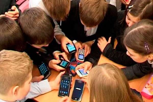 Власти рекомендовали ограничить использование мобильных телефонов в школах