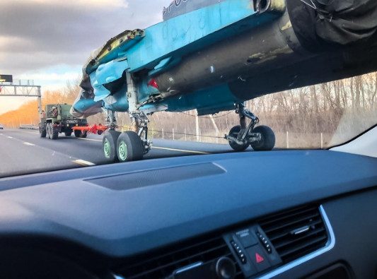 Американские СМИ шокировала перевозка Су-34 по дороге