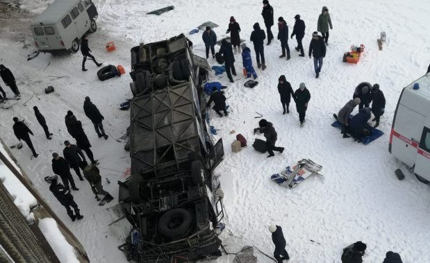 Количество погибших при падении автобуса с моста в Забайкалье выросло до 15