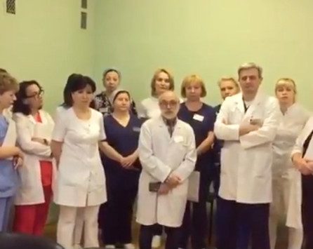 Из-за отказа медиков увольняться, в московскую больницу пригнали росгвардейцев с автоматами