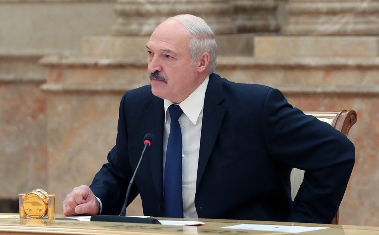 Лукашенко предупредил силовиков об угрозе побоищ на площадях