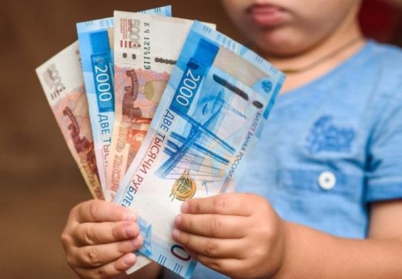 Россияне потратили часть выплат на детей для погашения микрозаймов