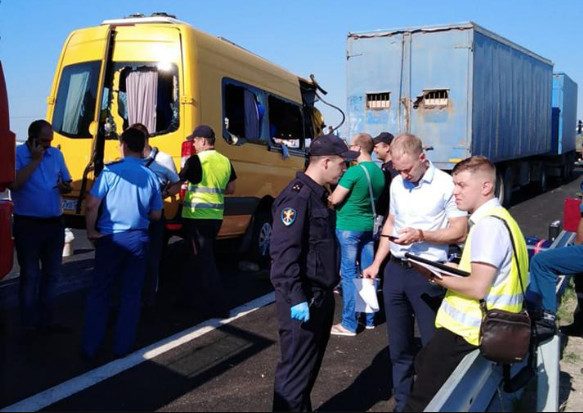 9 человек погибли в ДТП с участием микроавтобуса и грузовика на трассе «Таврида» в Крыму