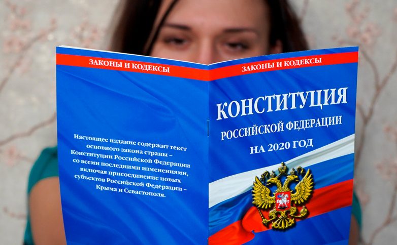 Путин призвал вручать экземпляр Конституции вместе с первым паспортом