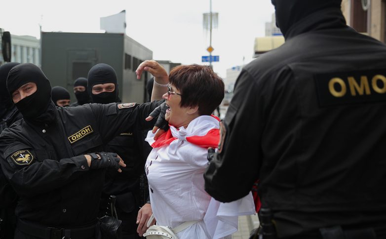 В центре Минска снова начались задержания, а также стянули военную технику и водометы