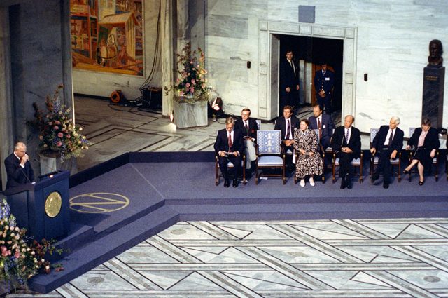 За что Горбачёву дали Нобелевскую премию?