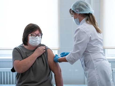 Возросло недоверие россиян к отечественной вакцине от коронавируса и официальной статистике