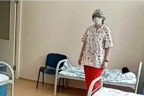 Новосибирская медсестра объяснила, зачем таскала ребенка за волосы
