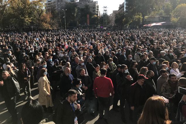 «Никол - предатель»: в Ереване третьи сутки не стихают уличные протесты из-за соглашения по Карабаху