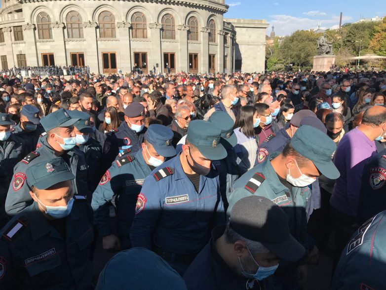 «Никол - предатель»: в Ереване третьи сутки не стихают уличные протесты из-за соглашения по Карабаху