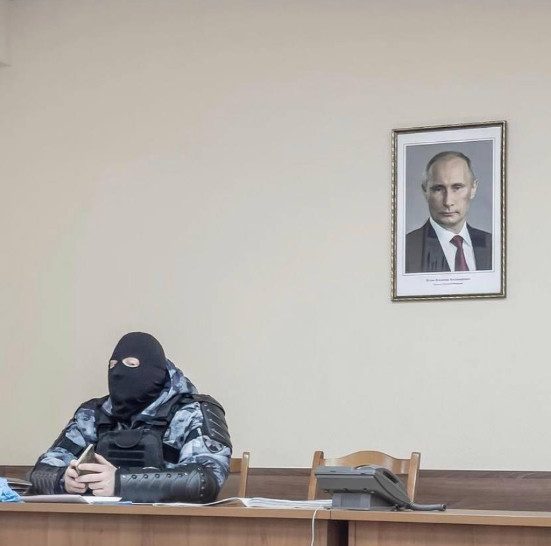 Фотография «ОМОНовец под портретом Путина» была продана с аукциона за 2 млн рублей