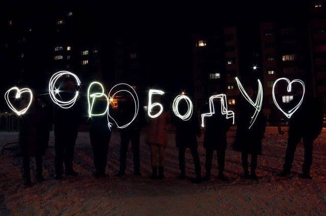 В городах России прошёл флешмоб в поддержку Алексея Навального