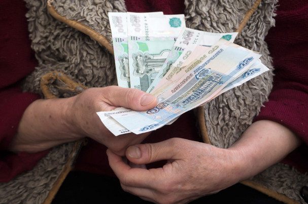 Какими должны быть минимальная зарплата и средняя пенсия в России?