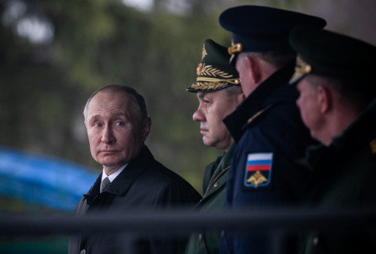 В Financial Times заявили о давлении силовиков на Путина