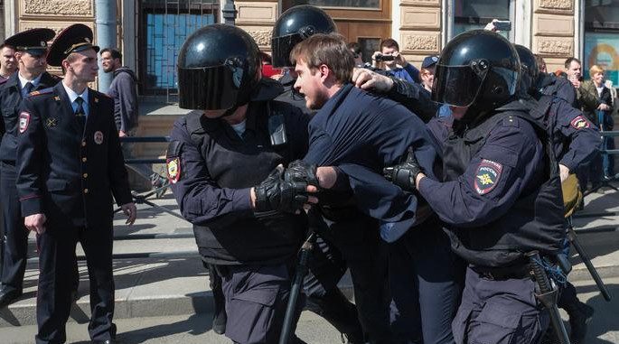 Россияне больше всего боятся полиции, судов, новой войны, революции и нашествия волков