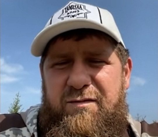 Кадыров пообещал найти и уничтожить комментатора, назвавшего его шайтаном