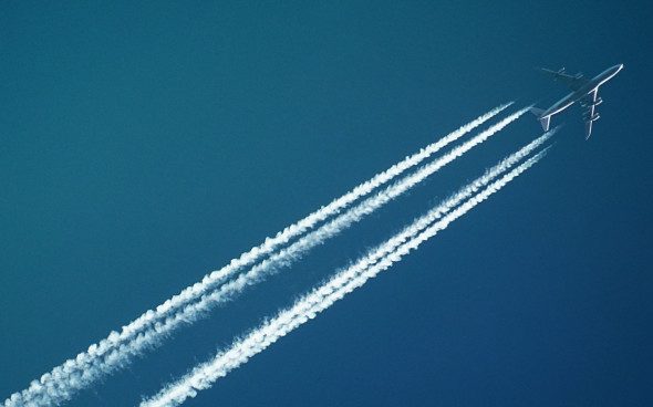 Что распыляют в небе над нами самолеты и почему люди верят в химтрейлы?