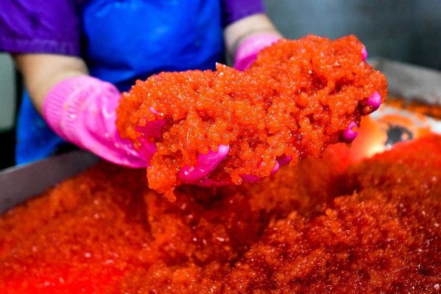 Улов лососевых в этом году почти рекордный, но россиянам обещают очень дорогую красную икру