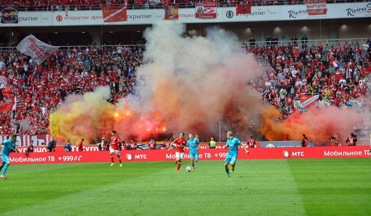 Футбольные фанаты «Спартака» и «Зенита» устроили массовую драку в Твери