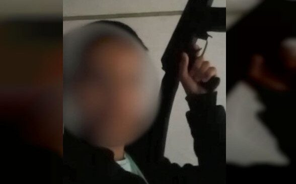 Школьник с автоматом записал видео с угрозой устроить теракт
